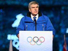 Le président du Comité International Olympique (CIO), Thomas Bach, prononce un discours lors de la cérémonie de clôture des Jeux Olympiques d'hiver de Pékin 2022.