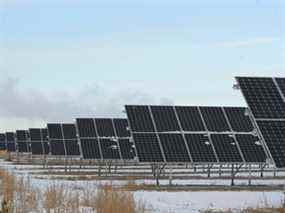 Panneaux solaires près du site d'enfouissement de Shepard dans le sud-est de Calgary.