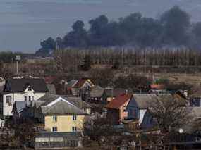 Une épaisse fumée noire s'élevant dans le ciel est vue depuis le village de Kalynivka, alors que l'invasion russe de l'Ukraine se poursuit, à l'extérieur de Kiev, en Ukraine.