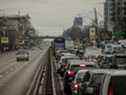 Les résidents qui cherchent à quitter la capitale ukrainienne sont coincés dans la circulation sur une autoroute le jeudi 24 février 2022. Les pays de l'Union européenne limitrophes de l'Ukraine ont noté une augmentation du trafic alors que plus d'un million de réfugiés sont attendus.  La Pologne, la Slovaquie, la Hongrie et la Roumanie se sont déclarées prêtes à l'afflux.