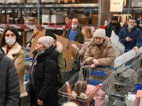 Des clients font leurs courses dans un magasin Ikea à Omsk, en Russie, le 3 mars 2022.