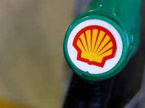 Le logo Shell est visible sur une pompe dans une station-service Shell à Londres.