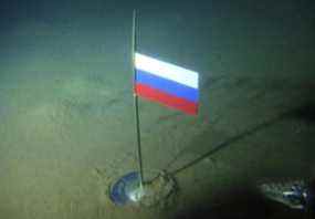 Une capsule en titane avec le drapeau russe est vue quelques secondes après avoir été plantée par le mini-sous-marin Mir-1 sur le fond marin de l'océan Arctique sous le pôle Nord le 2 août 2007.