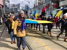 Des manifestants défilent à Toronto le dimanche 27 février en solidarité avec l'Ukraine.