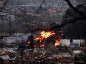 De la fumée noire et des flammes s'élèvent d'un incendie à la suite d'une frappe aérienne dans la ville de Lviv, dans l'ouest de l'Ukraine, le 26 mars 2022.
