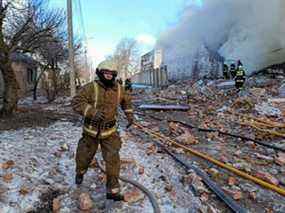 Les sauveteurs travaillent sur le site d'un entrepôt qui a brûlé après le bombardement, alors que l'attaque de la Russie contre l'Ukraine se poursuit, à Kharkiv, en Ukraine, le 16 mars 2022.