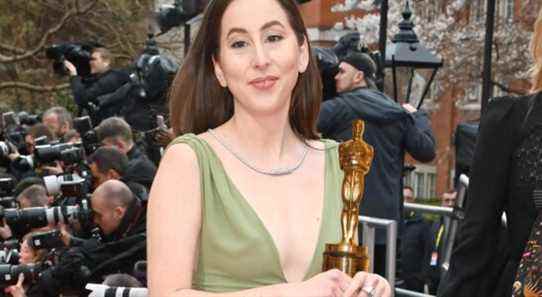 Alana Haim holding an Academy Award
