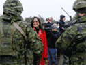 La ministre de la Défense Anita Anand lors d'une visite le 8 mars aux soldats canadiens servant en Lettonie.  Peu de temps après son retour, Anand a annoncé qu'elle présenterait 