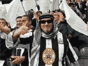 La prochaine fois, laissez les torchons à la maison, les gars.  Les fans de Newcastle United célèbrent la récente prise de contrôle du club par un consortium dirigé par l'Arabie saoudite lors d'un match entre Newcastle United et Tottenham Hotspur le 17 octobre 2021.