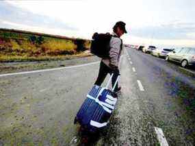 Sean Pean a partagé une photo de lui tirant une valise le long d'une route et a écrit: 