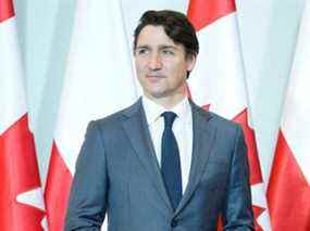 Le premier ministre Justin Trudeau pose pour une photo avant des entretiens avec son homologue polonais sur le conflit Ukraine-Russie, à Varsovie, le jeudi 10 mars 2022.