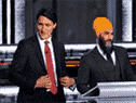 Le chef libéral Justin Trudeau et le chef du NPD Jagmeet Singh avant le début du débat des chefs de langue anglaise des élections fédérales à Gatineau, au Québec, le 9 septembre 2021.