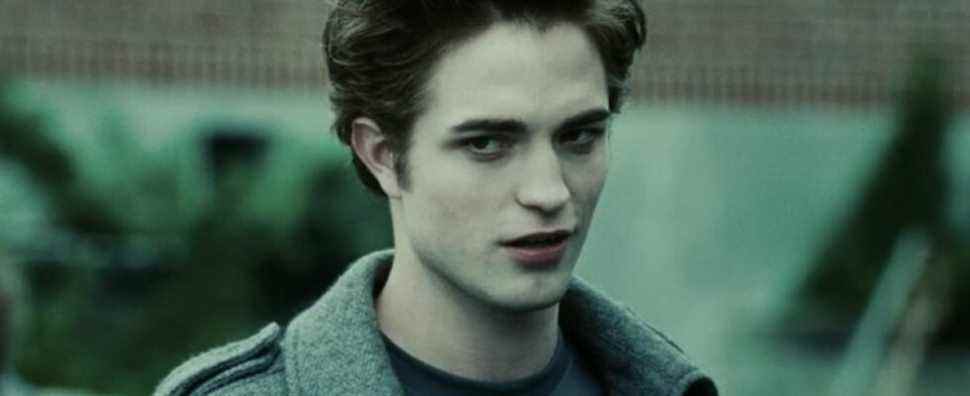 Twilight a partagé un nouveau mashup de Robert Pattinson en tant qu'Edward Cullen et Bruce Wayne, et Batman a répondu