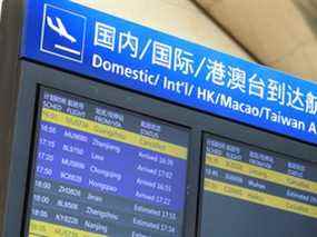 Un panneau d'information de vol montre un vol annulé de China Eastern Airlines (en haut L) à l'aéroport international de Kunming Changshui dans la province du sud-ouest du Yunnan en Chine le 21 mars 2022, après qu'un avion de China Eastern volant de Kunming au hub sud de Guangzhou s'est écrasé dans le sud-ouest de la Chine .