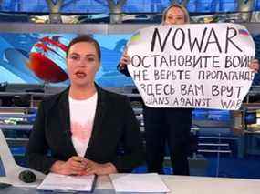 Lundi, une femme s'est écrasée sur le plateau d'information de la chaîne de télévision d'État russe Channel One, affichant une pancarte indiquant "Pas de guerre".