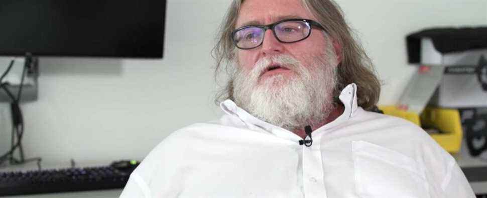 Voici Gabe Newell qui livre des decks Steam signés à Seattle