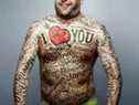 Un homme fait une déclaration d'amour à toutes les femmes qu'il connaît en tatouant leurs noms sur son corps.