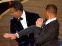 Will Smith (R) frappe Chris Rock alors que Rock parlait sur scène lors de la 94e cérémonie des Oscars à Hollywood, Los Angeles, Californie, États-Unis, le 27 mars 2022.