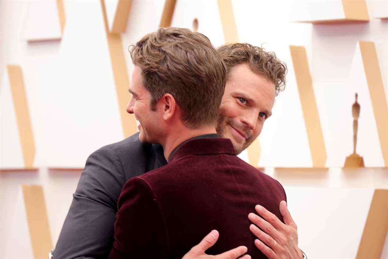 Jamie Dornan et Andrew Garfield se font un câlin sur le tapis rouge des Oscars 2022