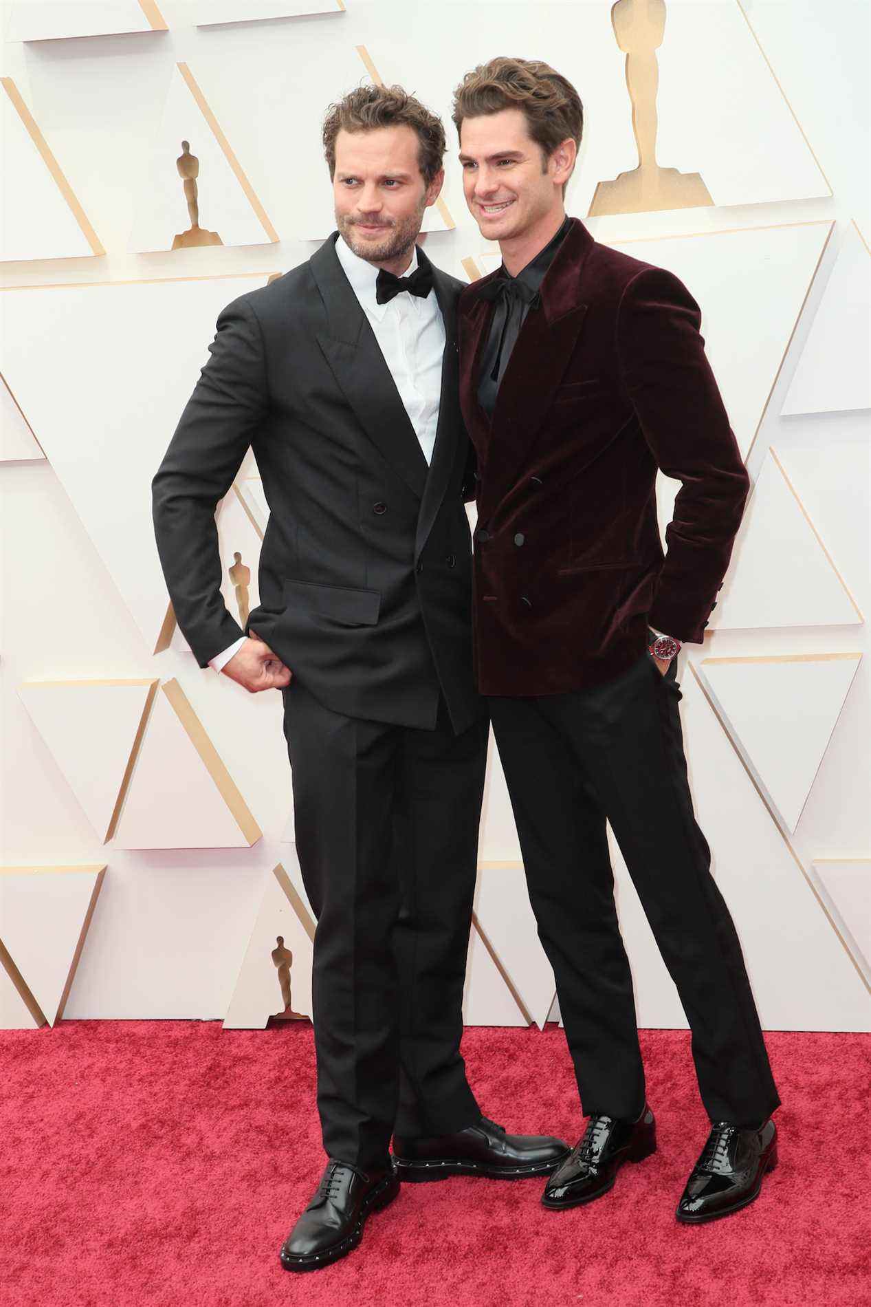 Jamie Dornan et Andrew Garfield posent ensemble sur le tapis rouge des Oscars 2022