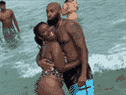 Capture d'écran d'une femme et d'un homme se serrant dans l'océan.