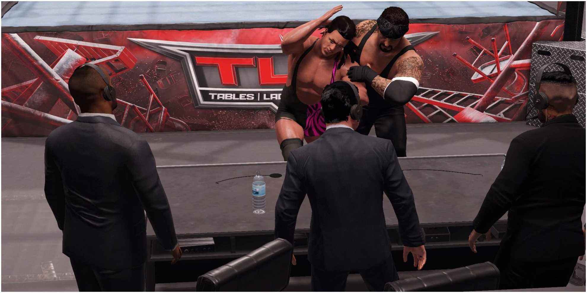 WWE 2K22 Undertaker claquant la tête de Steiner dans la table de l'annonceur