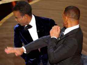 Will Smith frappe Chris Rock sur scène lors de la 94e cérémonie des Oscars.