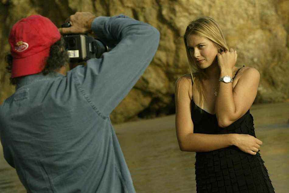 Patrick Demarchelier photographie la star du tennis Maria Sharapova pour une publicité pour une montre TAG Heuer sur une plage de Malibu en 2001 - Los Angeles Times