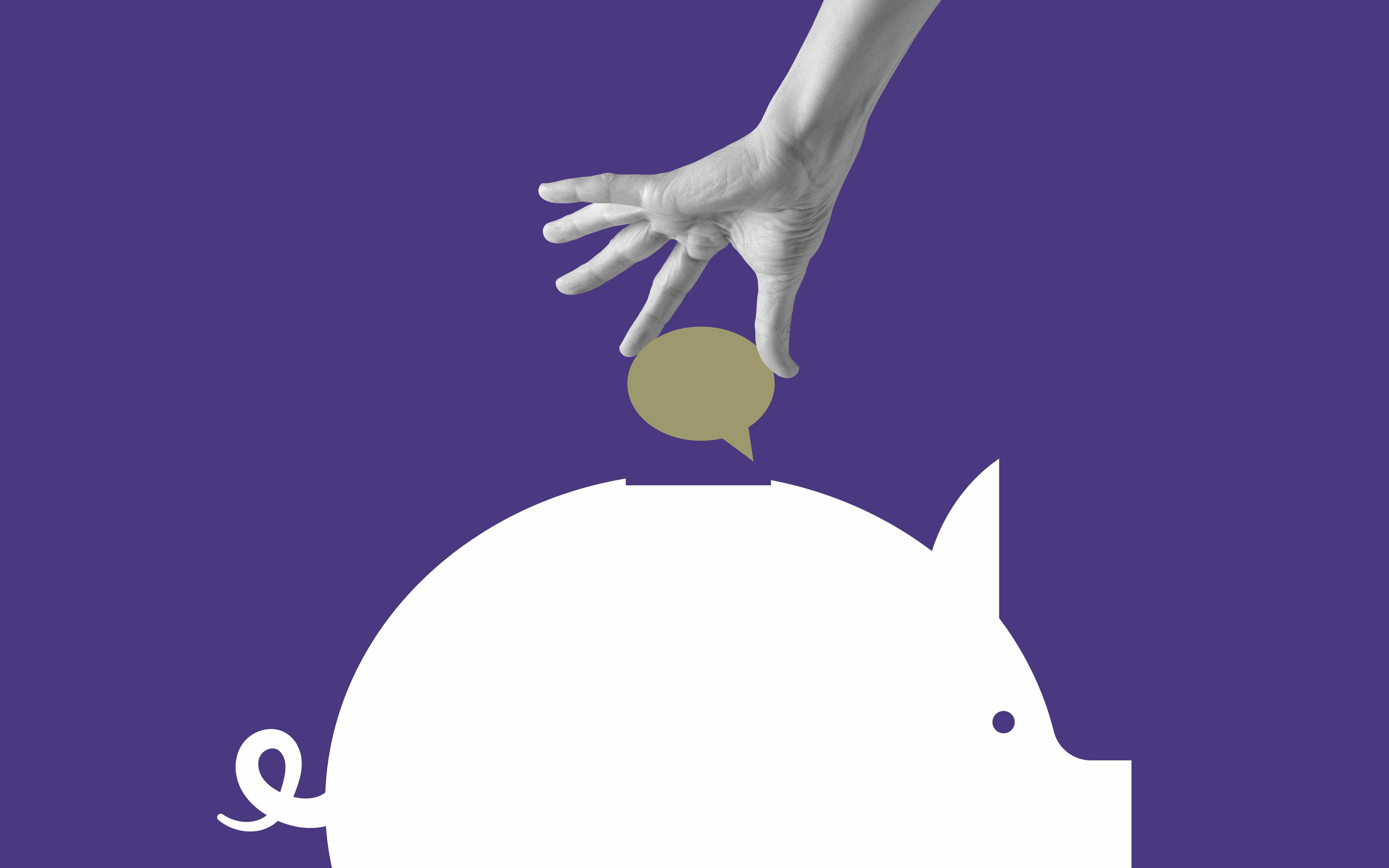 Image d'une main insérant une bulle de dialogue dans une tirelire blanche sur fond violet.