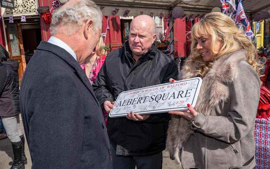 Le prince de Galles a reçu une plaque de rue Albert Square de Steve McFadden et Letitia Dean – Aaron Chown / PA