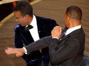 Will Smith frappe Chris Rock alors que Rock parlait sur scène lors de la 94e cérémonie des Oscars à Hollywood, Los Angeles, Californie, États-Unis, le 27 mars 2022.