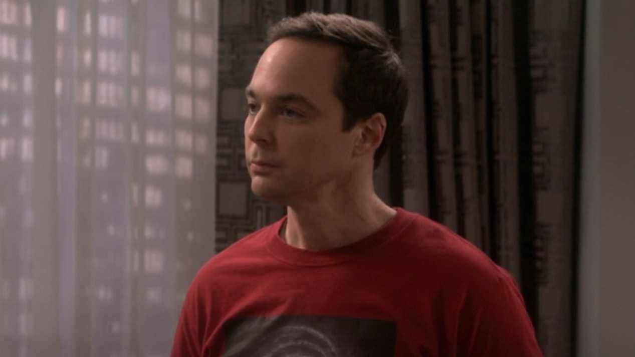 Sheldon dans une chambre d'hôtel avec Amy dans The Big Bang Theory