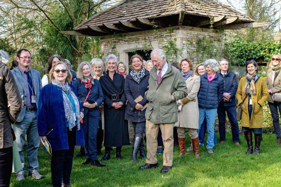 Le prince de Galles dirige des guides touristiques lors de sa promenade annuelle dans les jardins de Highgrove dans le Gloucestershire (Leanne Punshon)