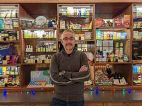 Scott Treasure, président de l'Alberta Cannabis Council, se tient dans son magasin de détail, The Local Cannabist, dans l'ouest d'Edmonton.