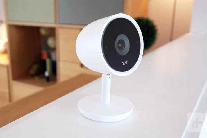 La Nest Cam IQ dans une maison.