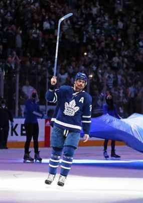 Le centre des Maple Leafs Auston Matthews salue la foule après avoir été nommé la première étoile du match jeudi.  Il a marqué son 50e but dans un filet désert contre les Jets de Winnipeg.  GETTY IMAGES