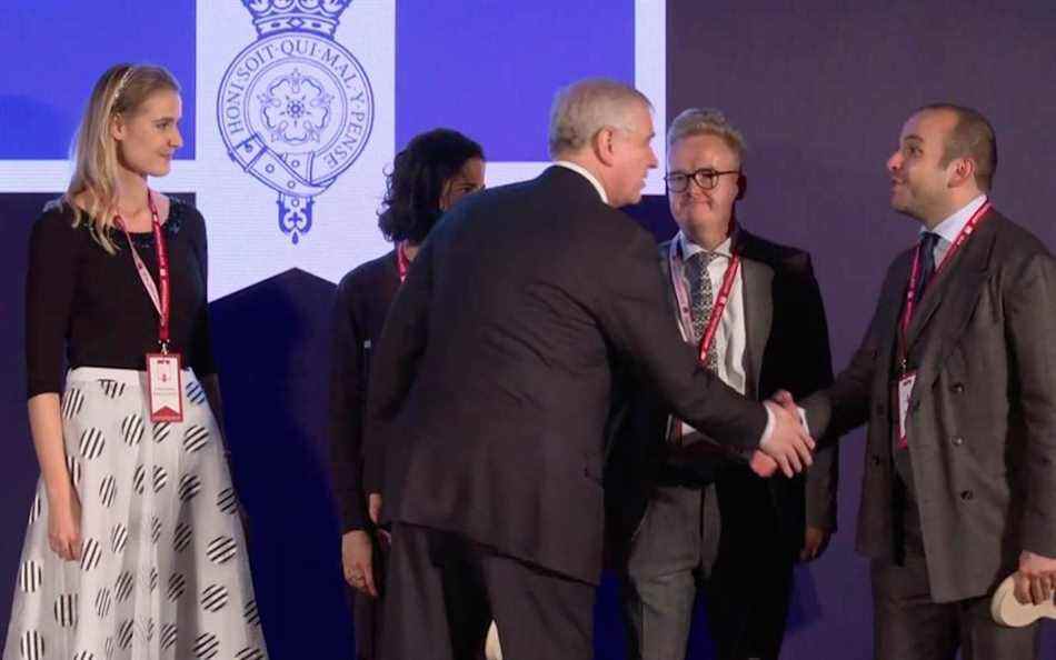 Le prince Andrew serre la main de Selman Turk lors d'un événement Pitch at Palace en novembre 2019