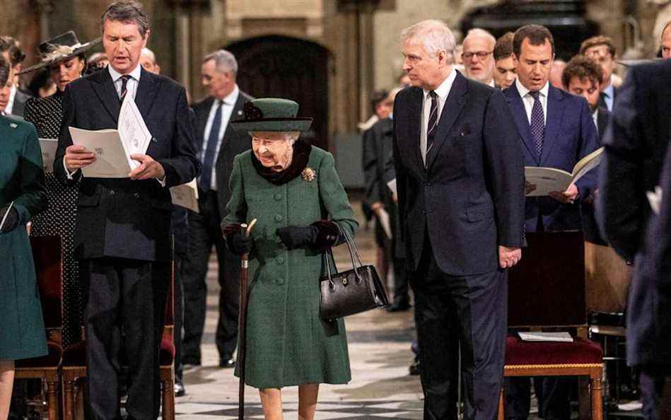 La reine Elizabeth, accompagnée du prince Andrew, au service d'action de grâces pour feu le prince Philip le 29 mars 2022 - Reuters