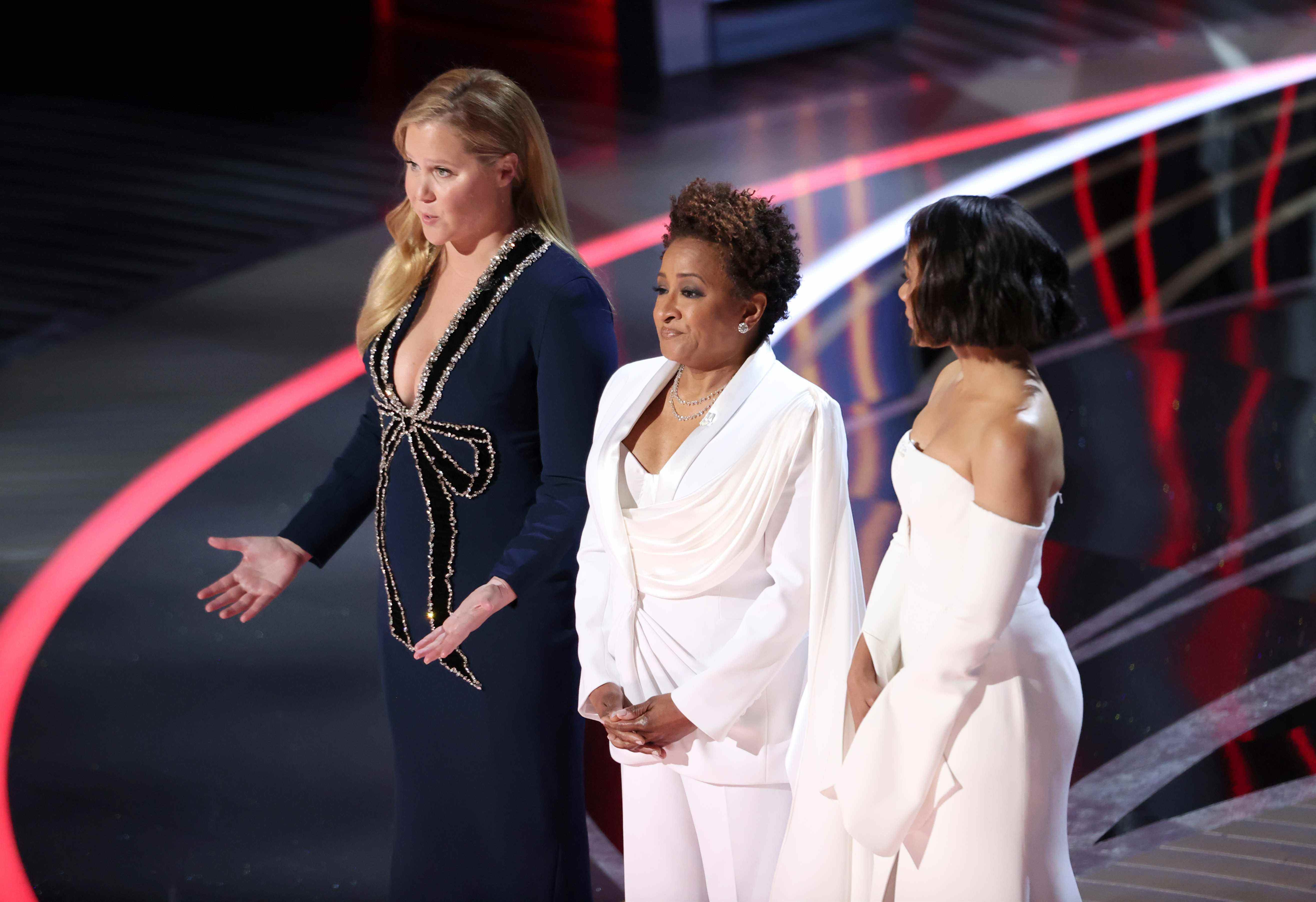 Les co-animatrices Amy Schumer, Wanda Sykes et Regina Hall prennent la parole lors de la 94e cérémonie des Oscars qui s'est tenue au Dolby Theatre au Hollywood & Highland Center le 27 mars 2022 à Los Angeles, en Californie.