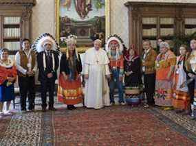 Des délégués autochtones des Premières Nations du Canada posent pour une photo avec le pape François lors d'une réunion au Vatican, le 31 mars.