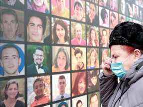 Un parent de la victime pleure à Kiev, en Ukraine, lors d'une cérémonie commémorative marquant le premier anniversaire de la destruction du vol PS752 d'Ukraine International Airlines dans l'espace aérien iranien.