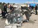 Les gens analysent les fragments et les restes de l'avion d'Ukraine International Airlines qui a été abattu par l'Iran le 8 janvier 2020. 