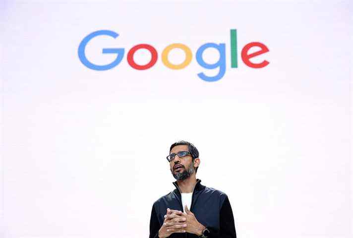 Le PDG de Google, Sundar Pichai, se tient devant un écran affichant le logo Google.