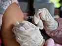 Dans cette photo d'archive prise le 29 mars 2022, une infirmière administre un vaccin de rappel Pfizer pour le coronavirus Covid-19 à Jakarta le 29 mars 2022. - Les États-Unis le 29 mars 2022 ont autorisé une quatrième dose de Pfizer-BioNTech ou Vaccins Moderna Covid-19 pour les personnes de 50 ans et plus, alors que les autorités mettent en garde contre une éventuelle nouvelle vague entraînée par la variante BA.2.  (Photo par ADEK BERRY / AFP) (Photo par ADEK BERRY/AFP via Getty Images)