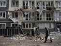 Un homme passe devant un immeuble fortement endommagé le 4 avril 2022 à Bucha, en Ukraine. 
