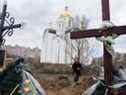 Des croix sont vues près d'une fosse commune près d'une église le 4 avril 2022 à Bucha, en Ukraine. 