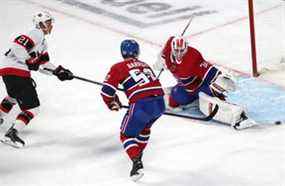 Le gardien de but des Canadiens de Montréal Jake Allen effectue un arrêt contre l'ailier droit des Sénateurs d'Ottawa Mathieu Joseph en troisième période.