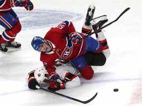 Le défenseur des Canadiens de Montréal Justin Barron tombe sur l'ailier droit des Sénateurs d'Ottawa Mathieu Joseph en troisième période.