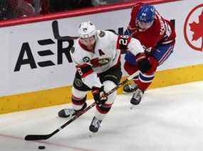 L'ailier droit des Sénateurs d'Ottawa Connor Brown (28 ans) joue la rondelle contre le défenseur des Canadiens de Montréal Corey Schueneman lors de la deuxième période au Centre Bell.