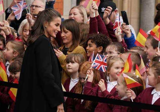 La reine Letizia rencontre des écoliers locaux